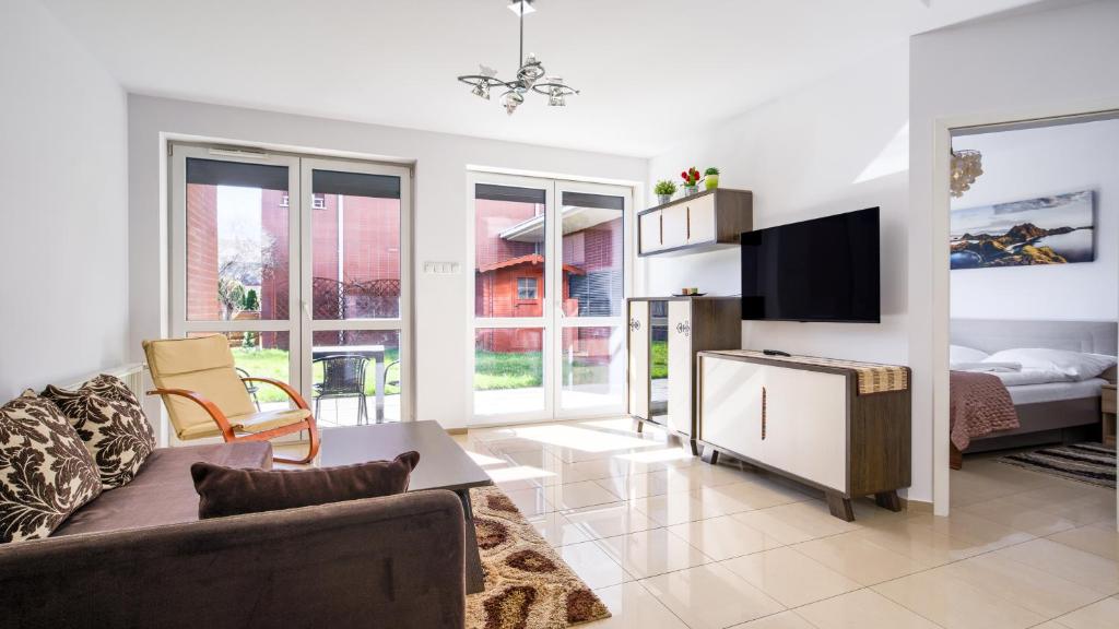Televízia a/alebo spoločenská miestnosť v ubytovaní Apartamenty Sun & Snow Kołobrzeg Jantar