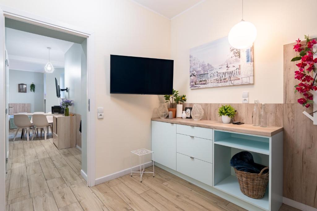 Televízia a/alebo spoločenská miestnosť v ubytovaní Aparthotel przy Bulwarze by Rentoom