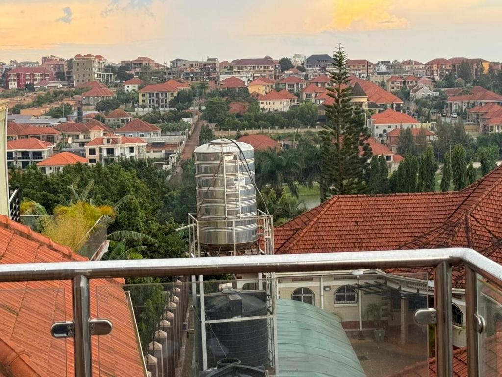Nespecifikovaný výhled na destinaci Kira nebo výhled na město při pohledu z prázdninového domu