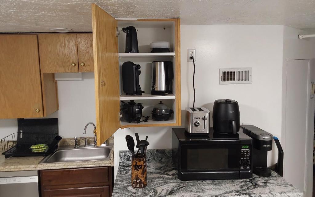 Kuchyň nebo kuchyňský kout v ubytování Mikes Place