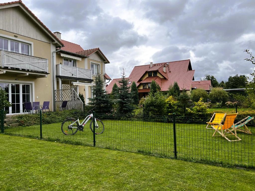 Vonkajšia záhrada v ubytovaní ApartamentyKudowa - Willa Pod Dębami z ogrodem i parkingiem,
