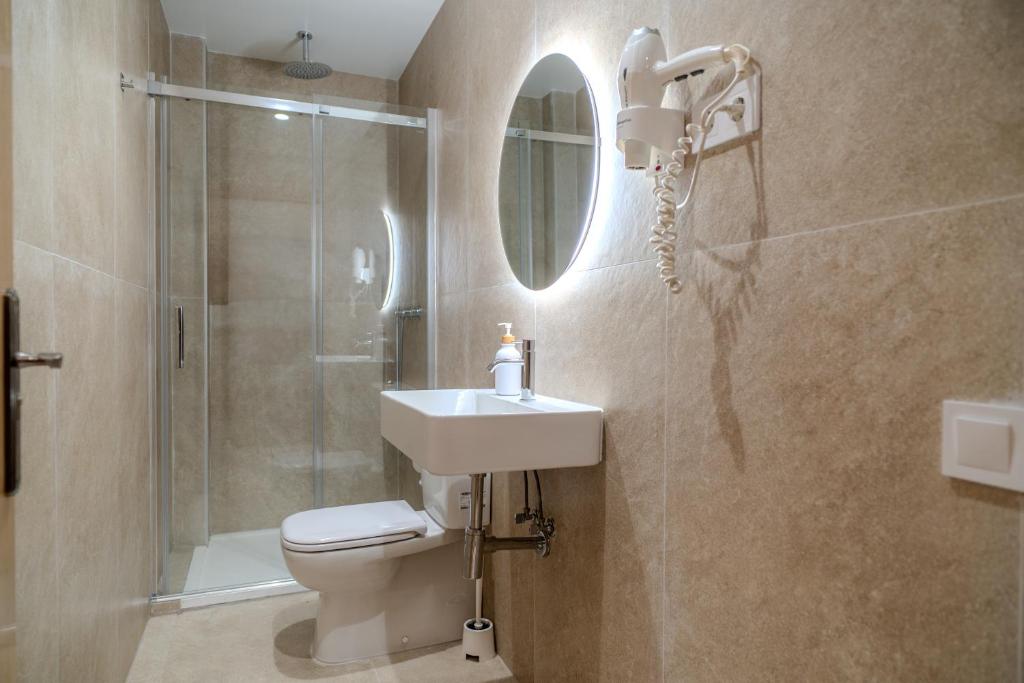 Koupelna v ubytování HolidaysBCN Rooms