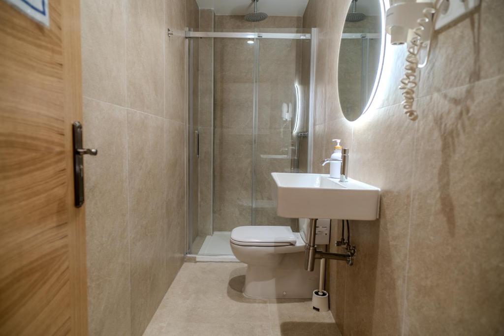 Koupelna v ubytování HolidaysBCN Rooms