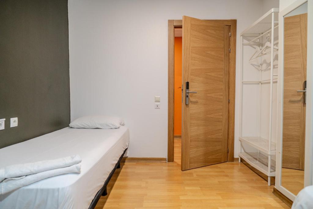 Postel nebo postele na pokoji v ubytování HolidaysBCN Rooms