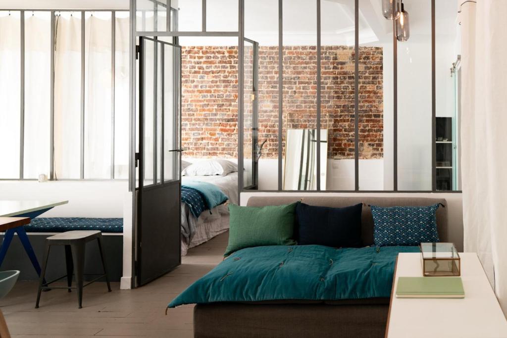 - un salon avec un canapé et une chambre dans l'établissement Charming studio in Montmartre near Sacre Cœur, à Paris