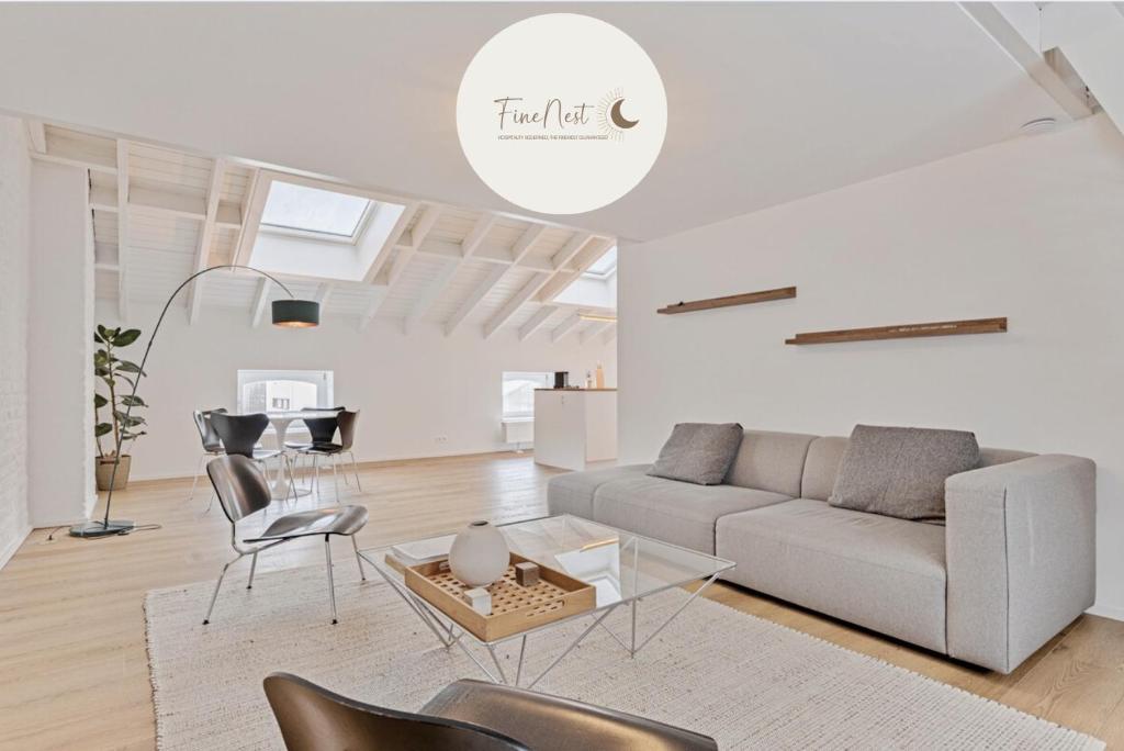 リエージュにあるLoft City Center - 2 bedrooms - parking - by FineNestのソファとテーブルのあるリビングルーム