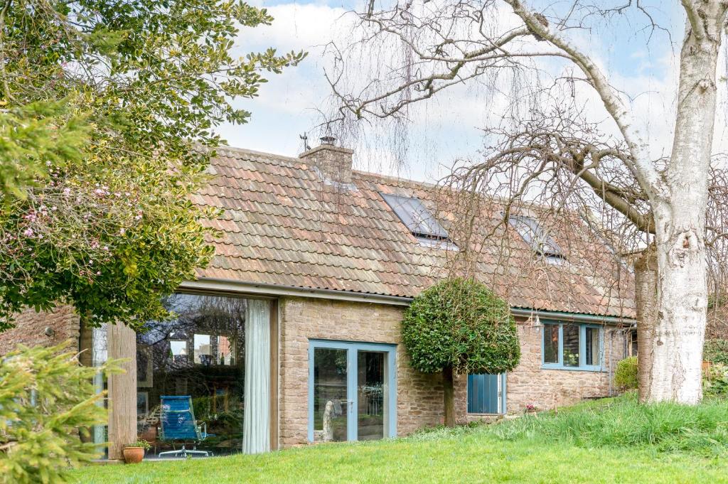 ノートン・セント・フィリップにあるThe Garden House - Luxury Hideaway Near Bathの葺き屋根のレンガ造り