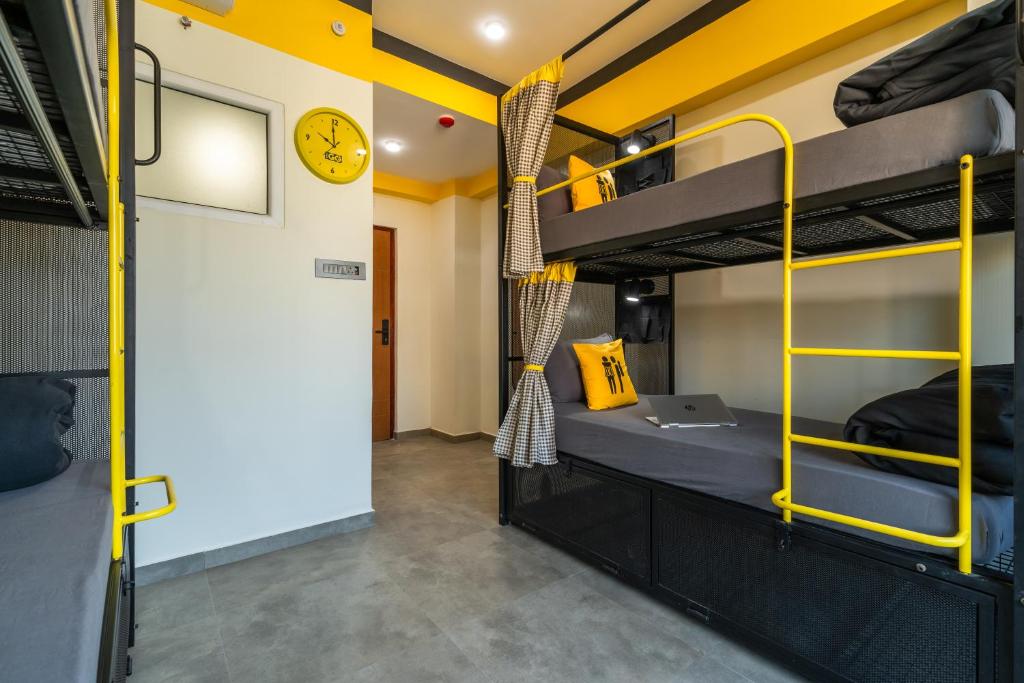 Postel nebo postele na pokoji v ubytování The Hosteller Bangalore, Marathahalli