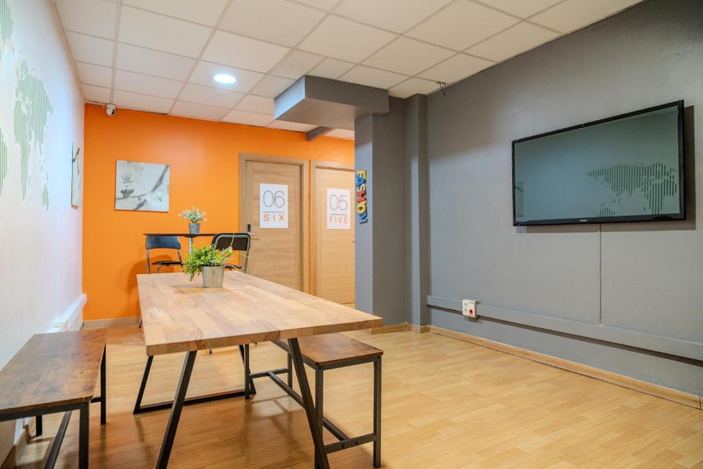 TV a/nebo společenská místnost v ubytování HolidaysBCN Rooms