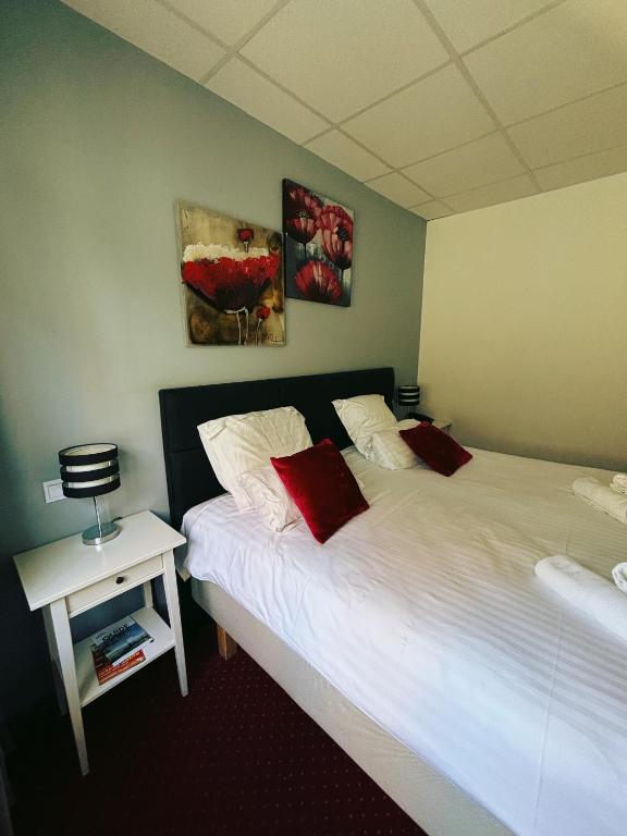 Postel nebo postele na pokoji v ubytování Hotel Le Divona "au coeur de Divonne"