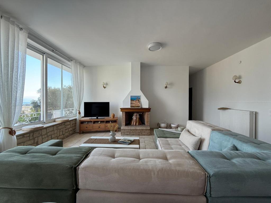TV a/nebo společenská místnost v ubytování La Vista Residence - 5 BDS, 2 private swimming pools, stunning sea views only 10 minutes from Corfu Town's Centre