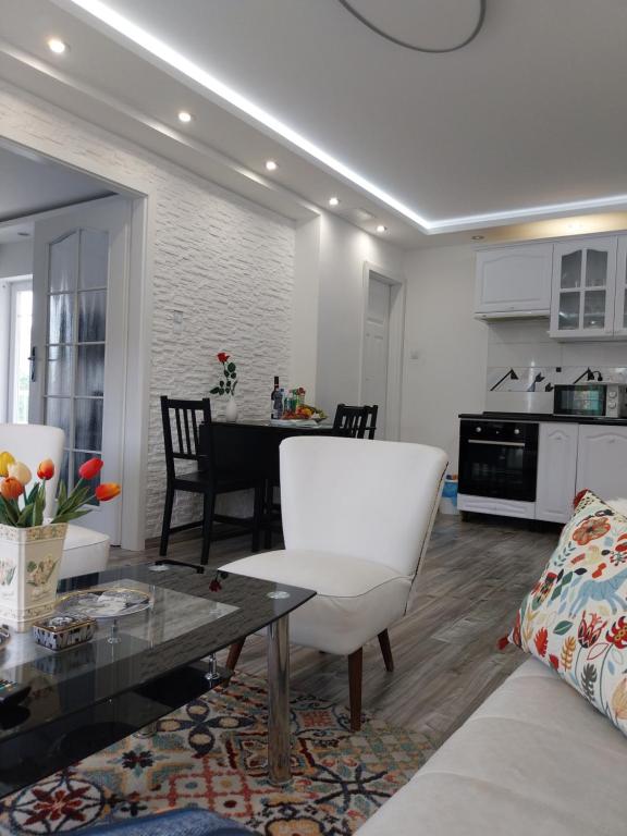 salon z białą kanapą i stołem w obiekcie Rozinka apartman w mieście Dunaújváros
