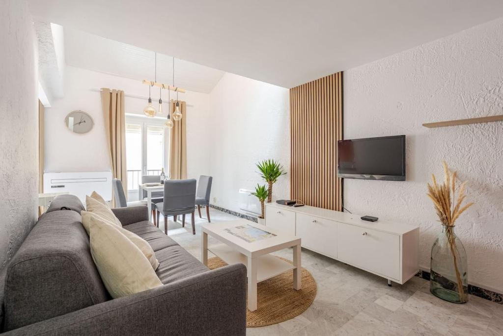 un salon avec un canapé et une télévision dans l'établissement Studio Design et Cosy à 8 min à Pied des Plages, à Cannes