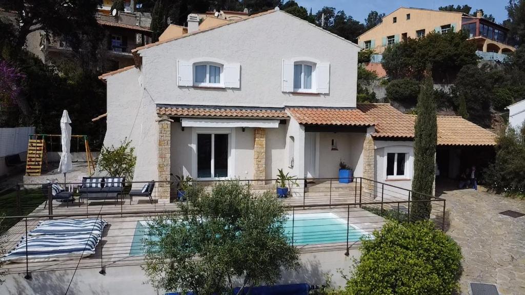 Photo de la galerie de l'établissement Villa familiale avec jardin et piscine, à 10 min des plages, à Six-Fours-les-Plages