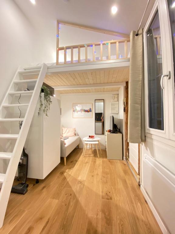 Cette petite maison comprend une mezzanine et un salon. dans l'établissement Studio cosy hypercentre de Toulouse, à Toulouse