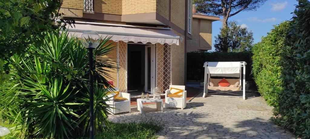 Κήπος έξω από το Villa Lido dei Pini 4 persone giardino 350mq wifi 3 chilometri dal mare