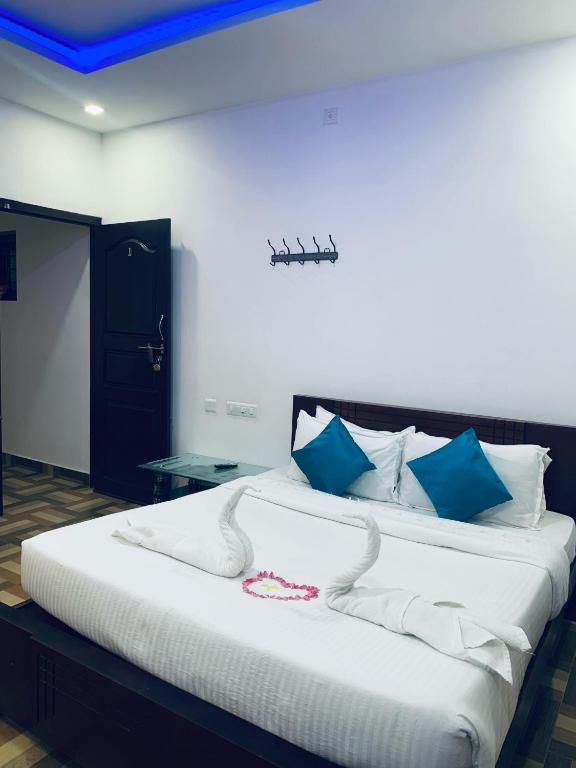 Postel nebo postele na pokoji v ubytování Deluxe Residency