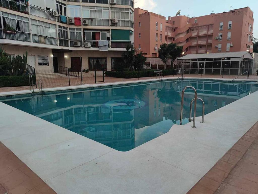 Bazén v ubytovaní STAR Apto Torremolinos WiFi Terraza Centro alebo v jeho blízkosti