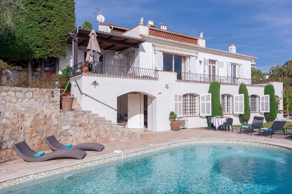 Bazén v ubytování Villa Roxane nebo v jeho okolí