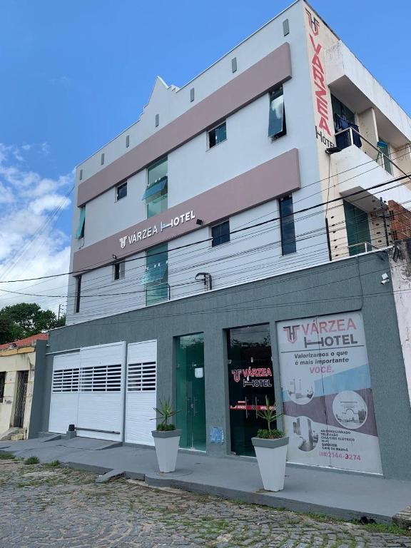 Un edificio con un cartel al costado. en Várzea HOTEL, en Sobral