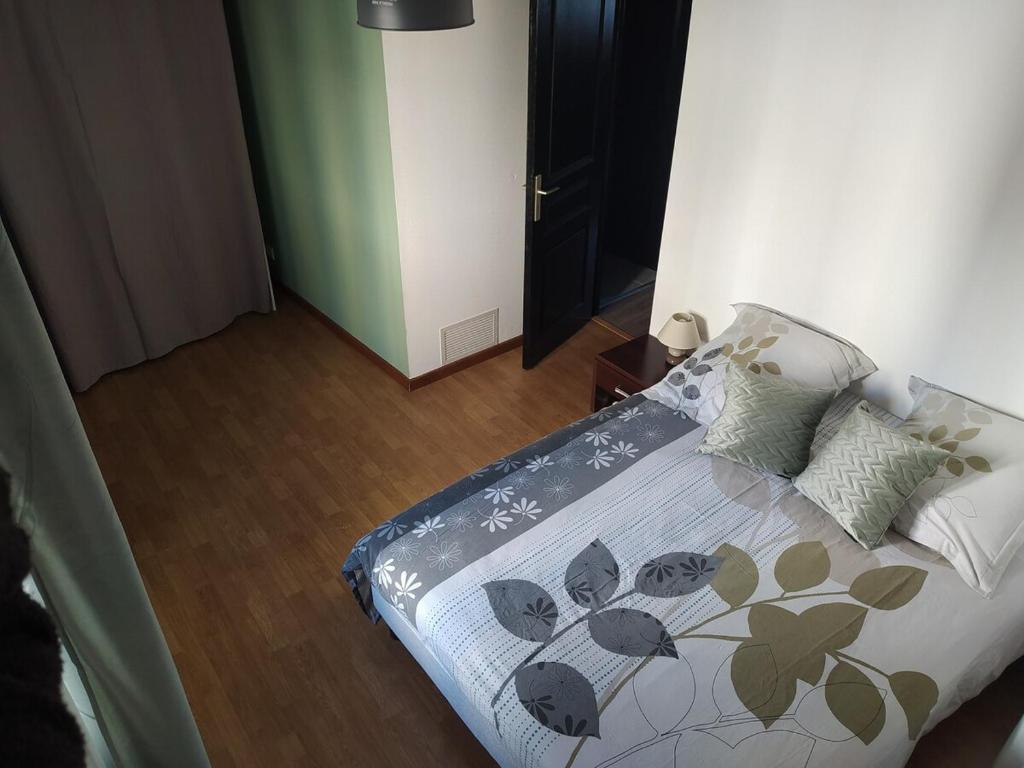 - une chambre dotée d'un lit avec une couverture et des oreillers dans l'établissement apartment with terrace, à Belfort
