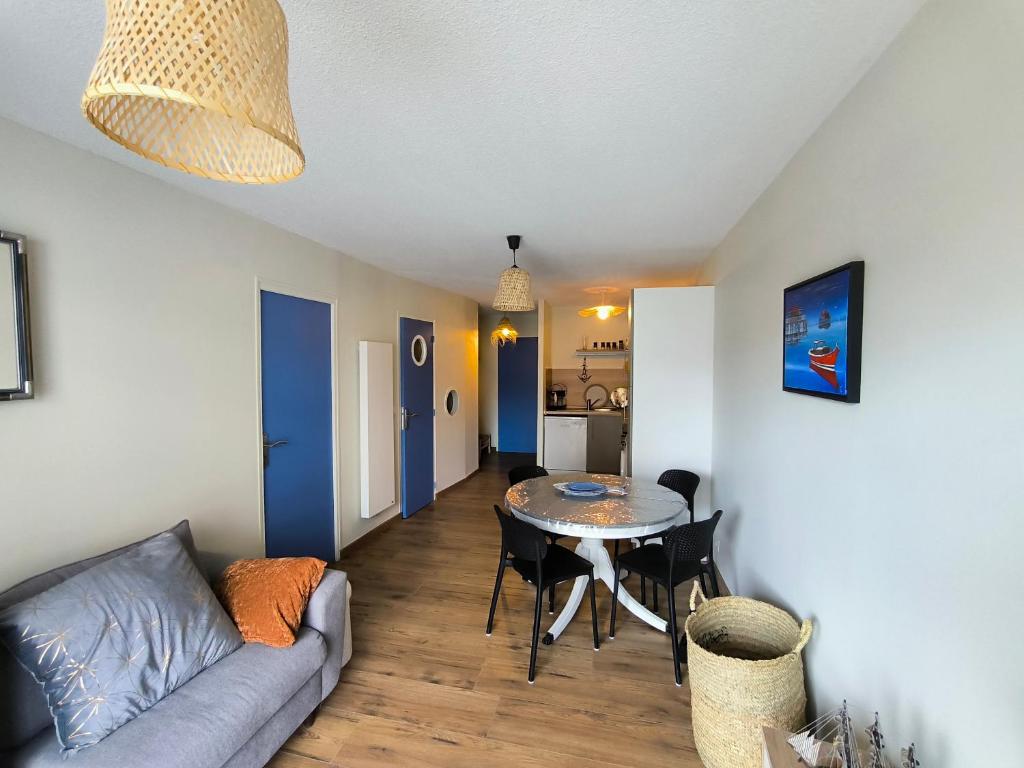 un salon avec un canapé et une table dans l'établissement Centre ville d'Arcachon - app 5 couchages - parking, à Arcachon
