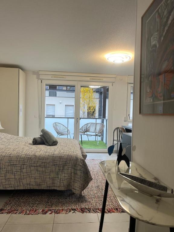 une chambre avec un lit et une vue sur un balcon dans l'établissement Studio proche du centre ville et du Parlement Européen, à Schiltigheim