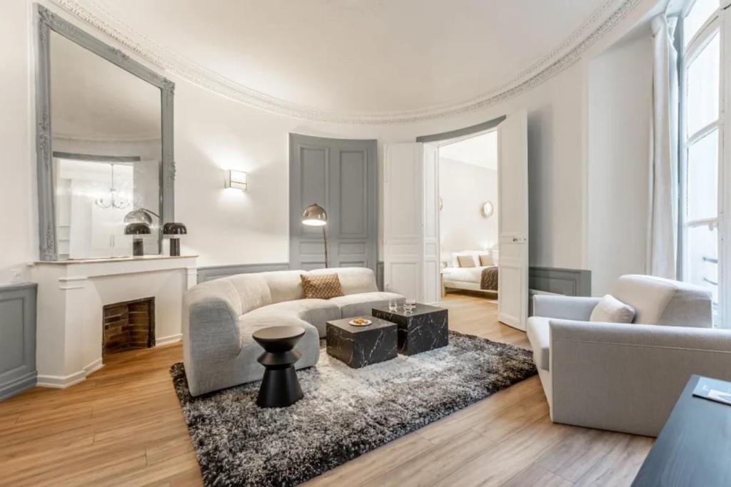 un salon avec un canapé et une cheminée dans l'établissement 21#Opera#Louvre#Paris02#2bedrooms#AC, à Paris