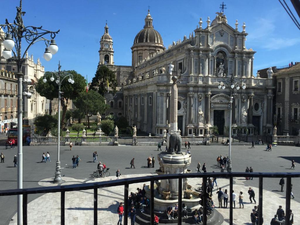 uma vista de um grande edifício com pessoas a andar em torno dele em Hotel Centrale Europa em Catânia