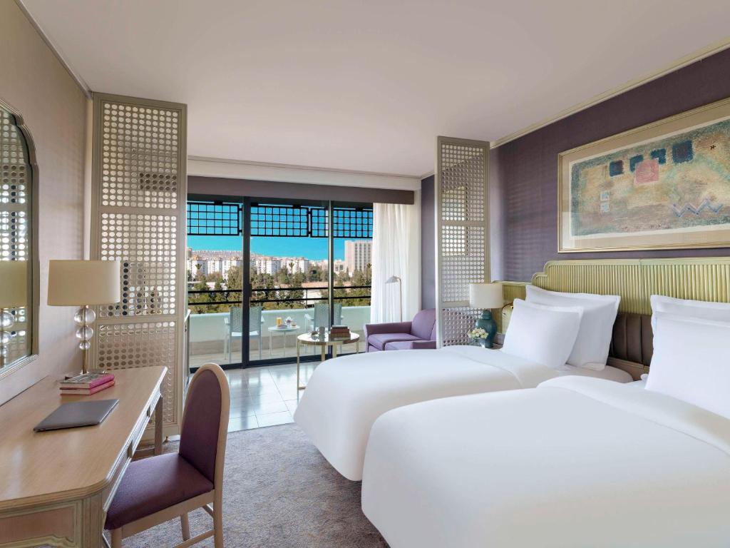 Postel nebo postele na pokoji v ubytování Rixos Downtown Antalya - The Land Of Legends Access