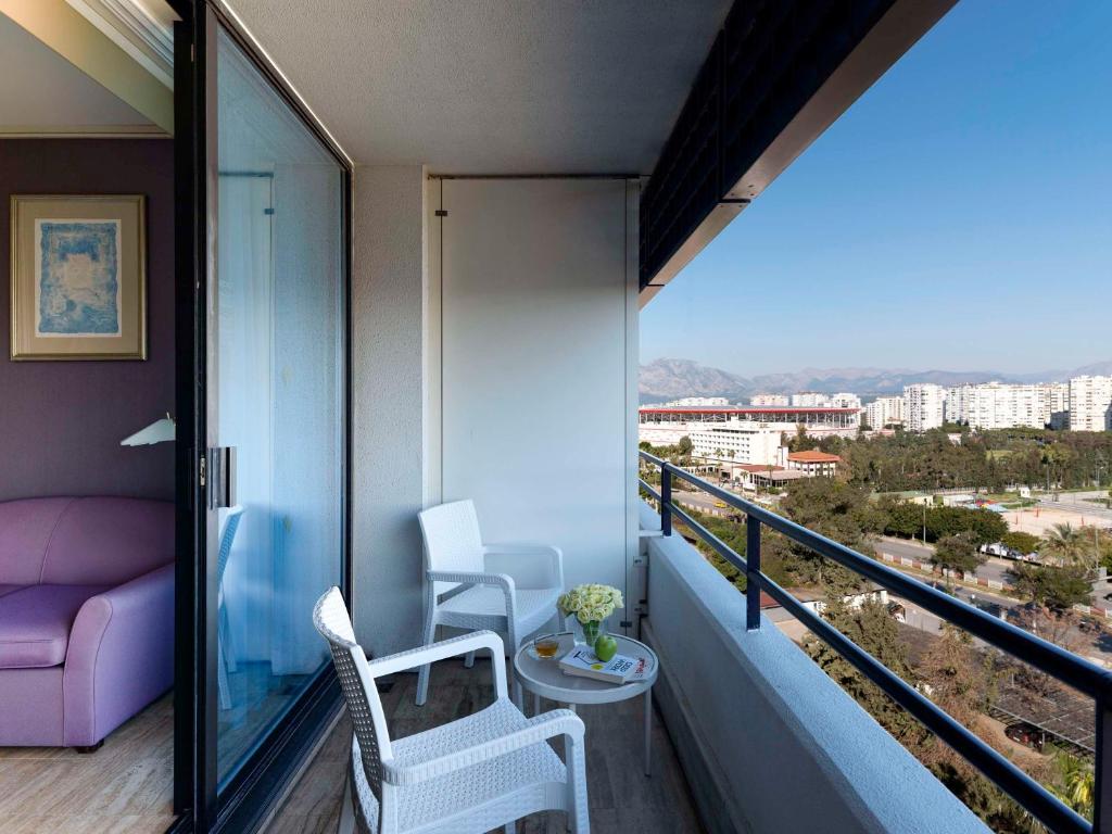 Balkón nebo terasa v ubytování Rixos Downtown Antalya - The Land Of Legends Access
