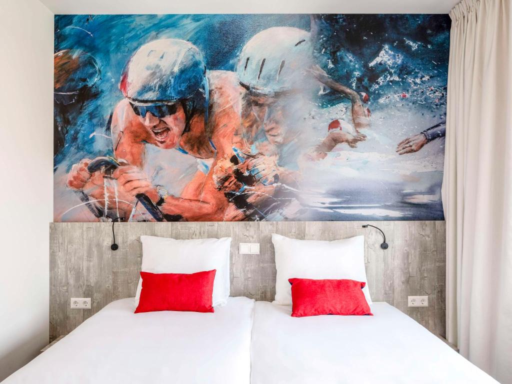 Postel nebo postele na pokoji v ubytování ibis Styles Almere