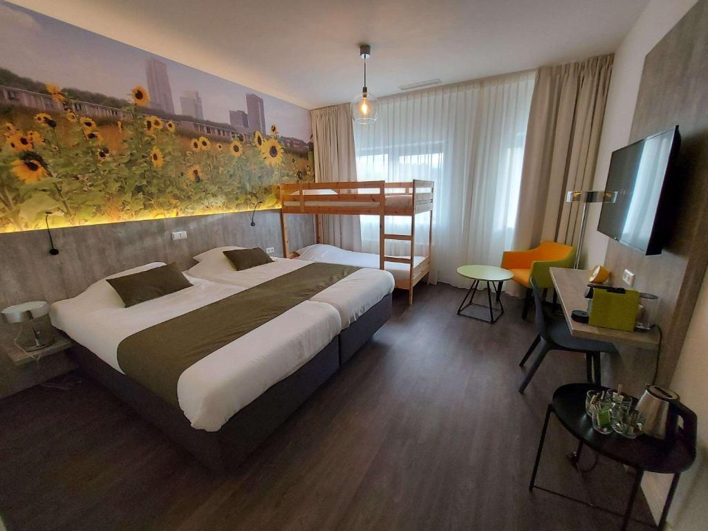 Postel nebo postele na pokoji v ubytování ibis Styles Almere