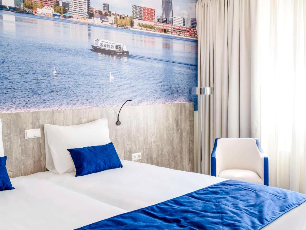 Postel nebo postele na pokoji v ubytování ibis Styles Almere