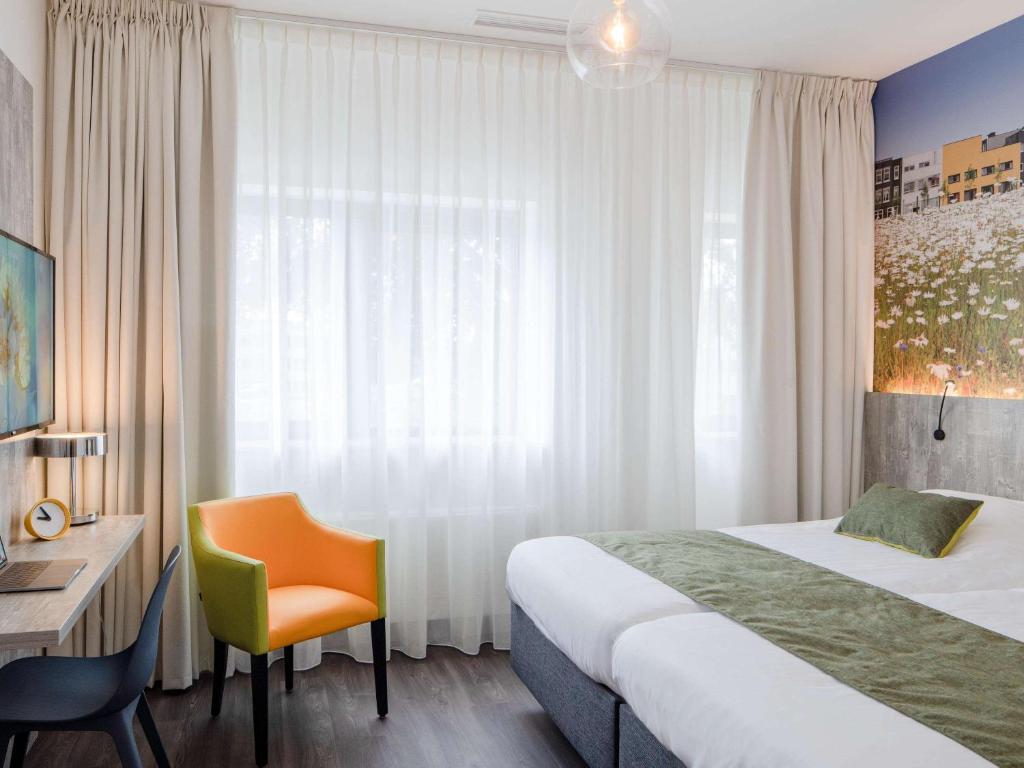 Postel nebo postele na pokoji v ubytování ibis Styles Almere