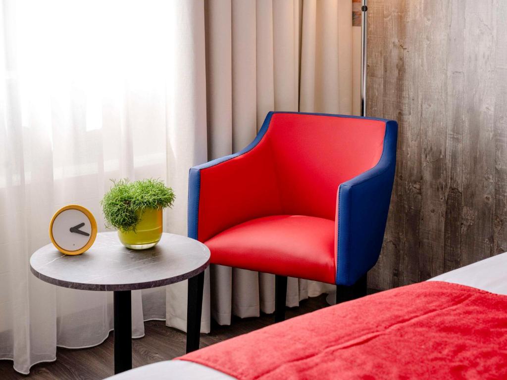 Postel nebo postele na pokoji v ubytování ibis Styles Almere