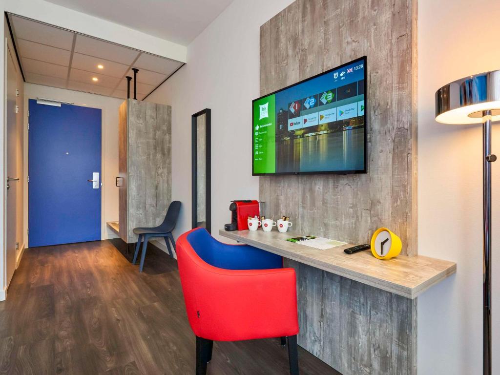TV a/nebo společenská místnost v ubytování ibis Styles Almere