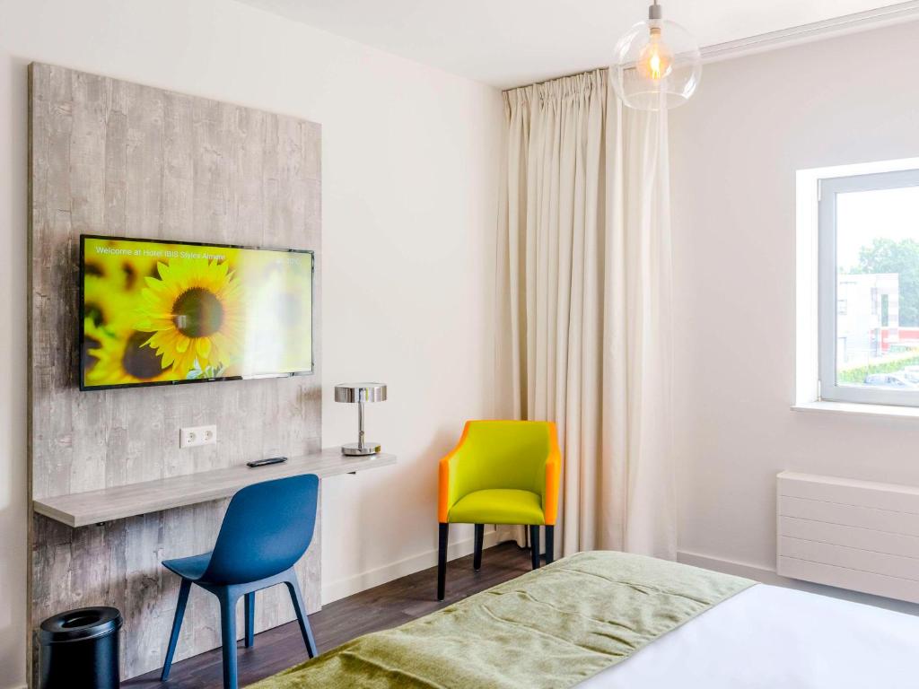 Postel nebo postele na pokoji v ubytování ibis Styles Almere
