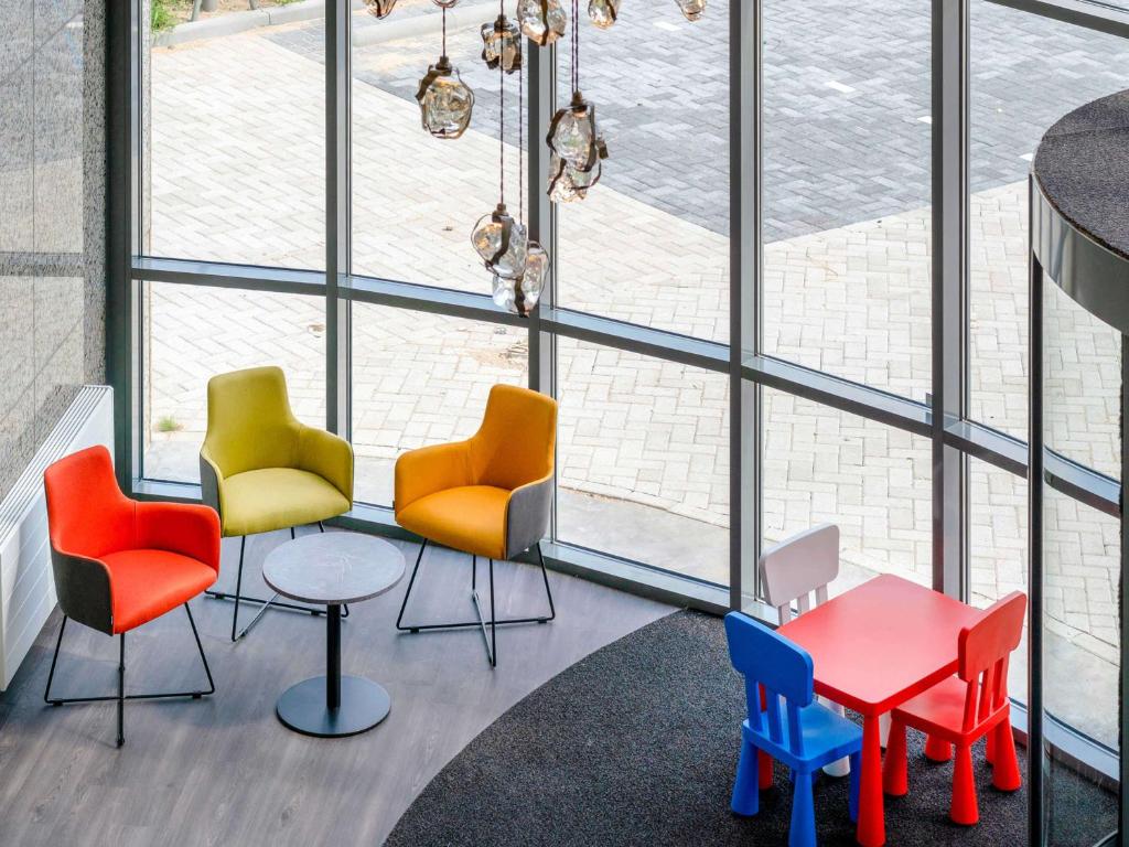 Posezení v ubytování ibis Styles Almere