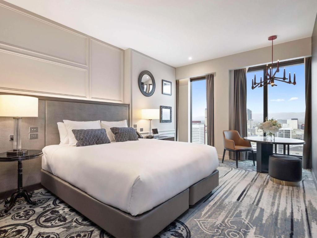 Postel nebo postele na pokoji v ubytování Sofitel Adelaide