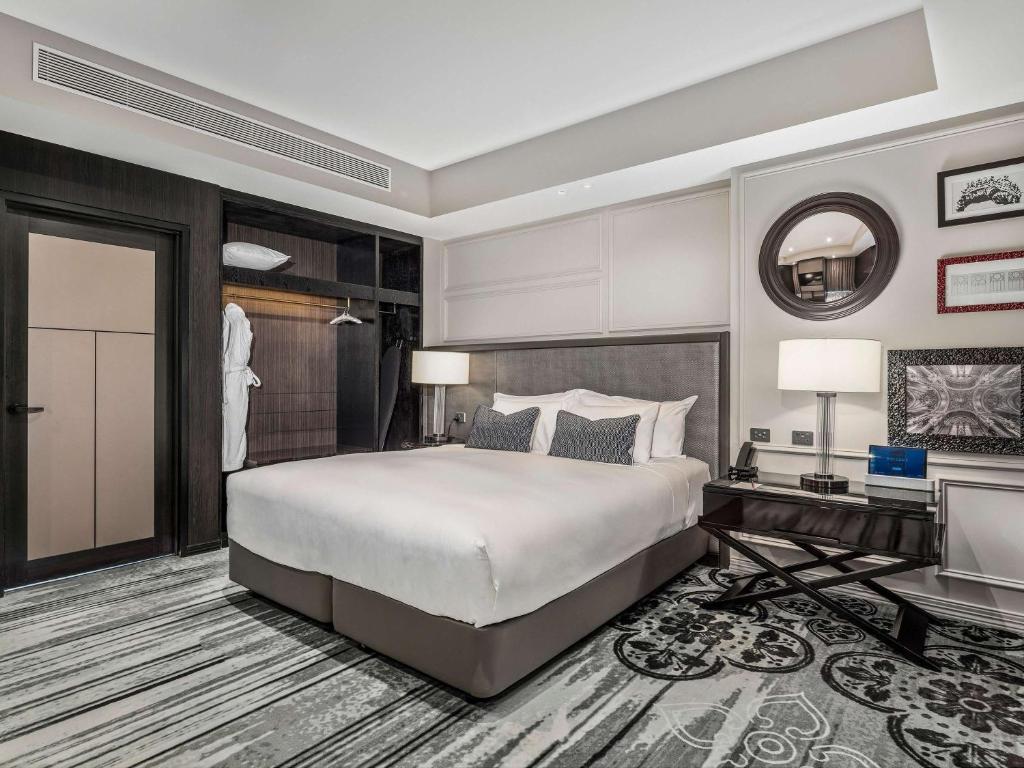 Postel nebo postele na pokoji v ubytování Sofitel Adelaide