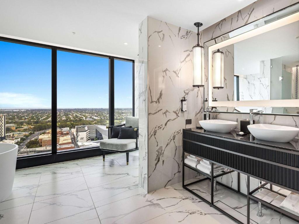 Postel nebo postele na pokoji v ubytování Sofitel Adelaide