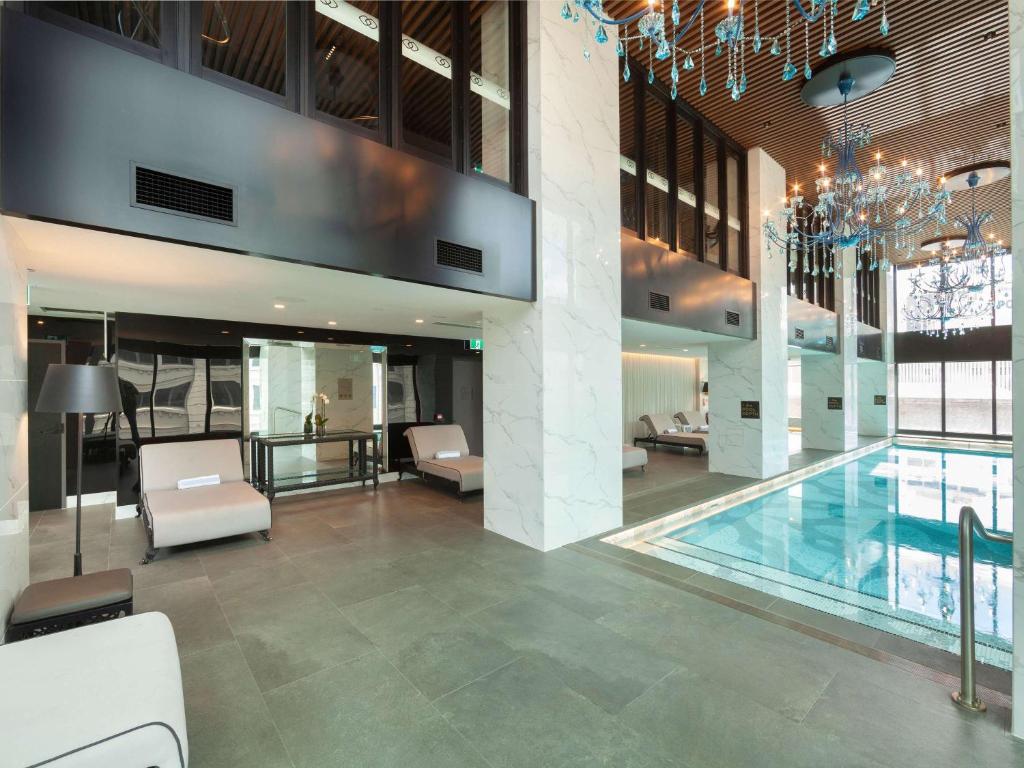 Bazén v ubytování Sofitel Adelaide nebo v jeho okolí