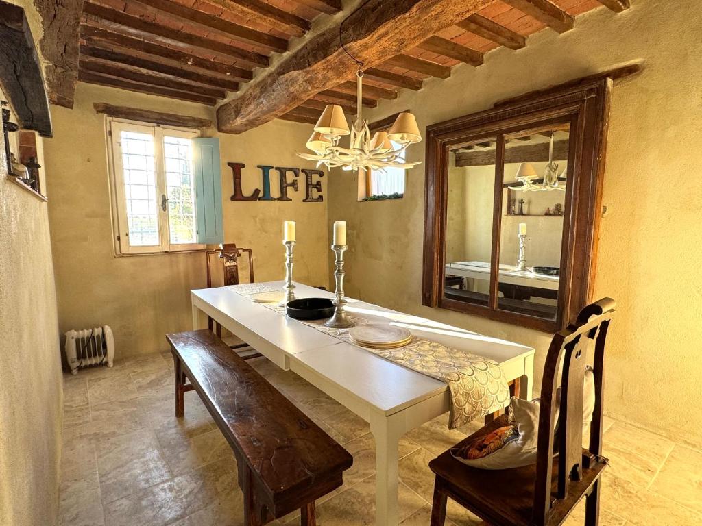 Łóżko lub łóżka w pokoju w obiekcie Magical villa, breathtaking views, large private garden and olive grove - in a cool village on the Umbria Tuscany Border
