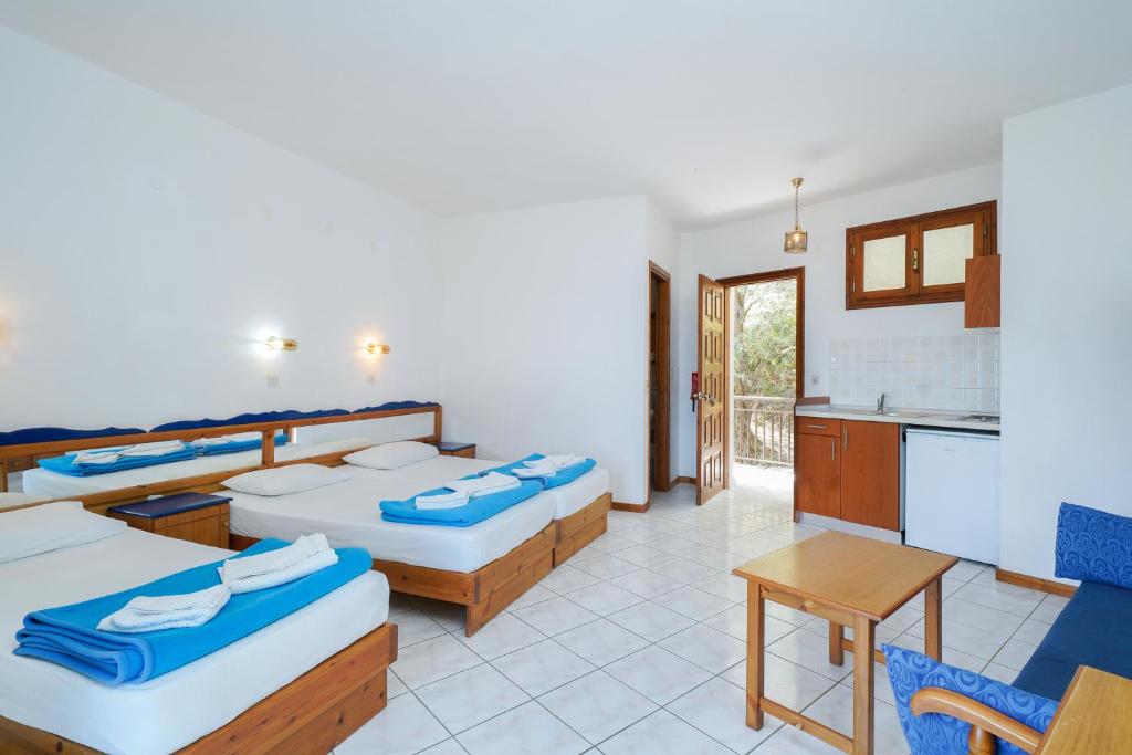 Postel nebo postele na pokoji v ubytování Hotel Emerald and Suites