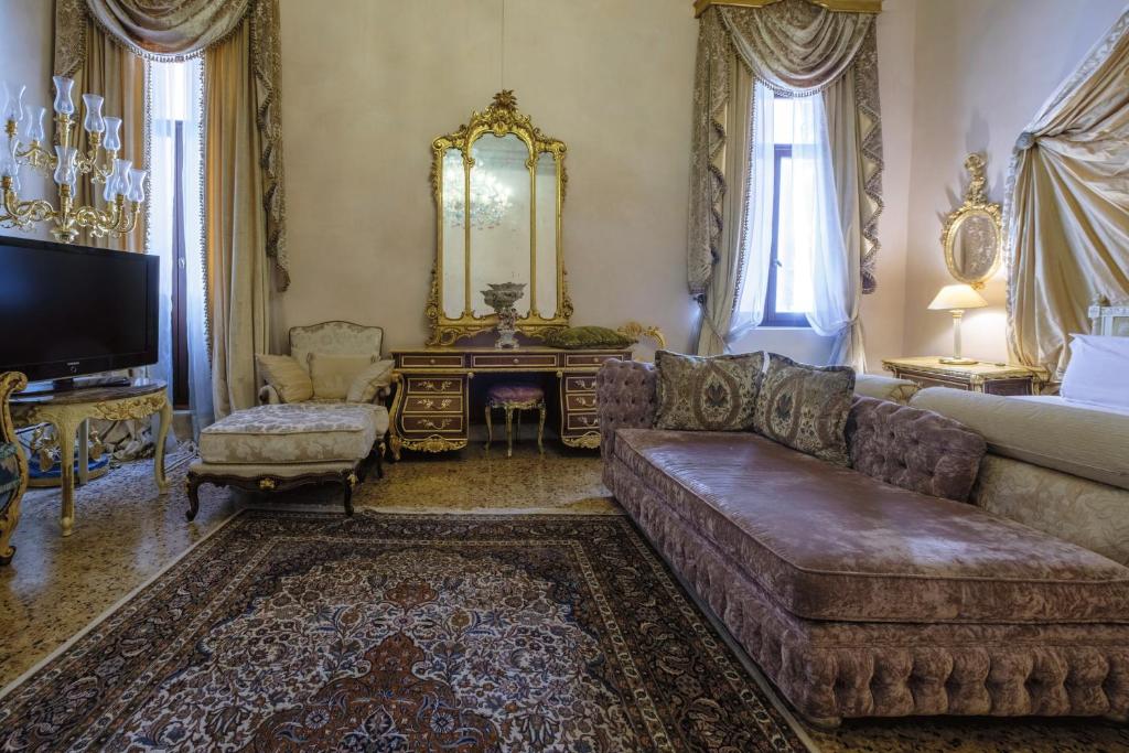 Televízia a/alebo spoločenská miestnosť v ubytovaní Palazzo Ca' Bernardo By Francesco Molon