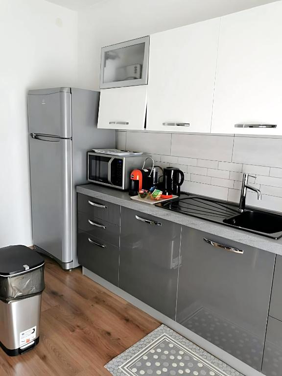 A kitchen or kitchenette at Gorizia Central Luxe Apartment 6 posti letto