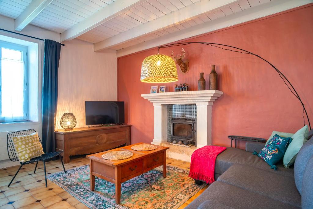 un salon avec un canapé et une cheminée dans l'établissement Ty Ben Aven - Proche Plage, à Névez
