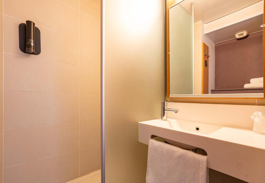 Koupelna v ubytování B&B HOTEL Aubenas