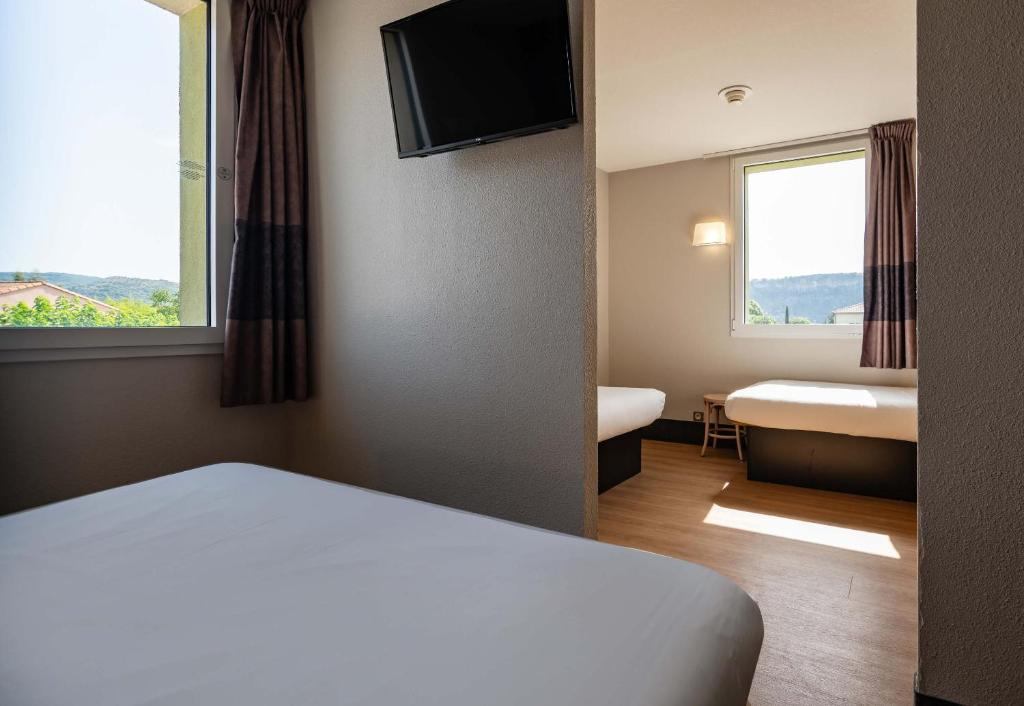 Postel nebo postele na pokoji v ubytování B&B HOTEL Aubenas